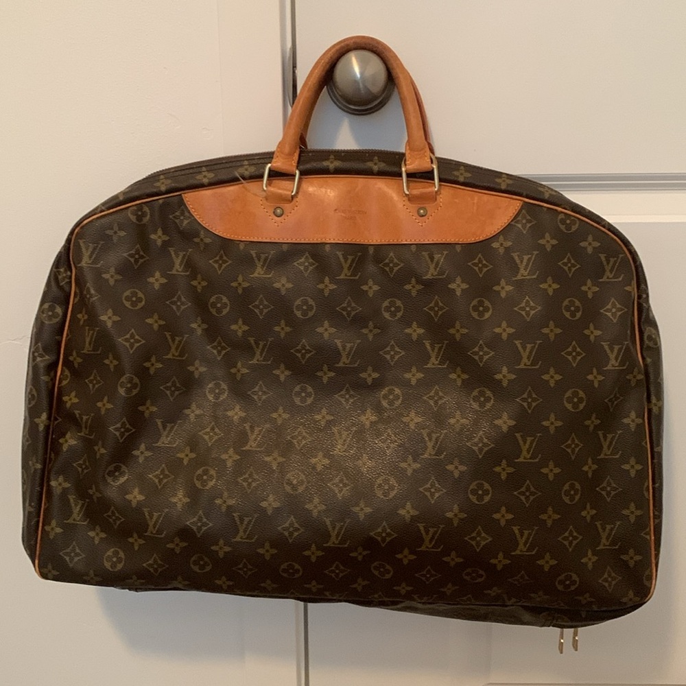 Rare to find XL LV travel bag monogram leather. great condition Louis Vuitton